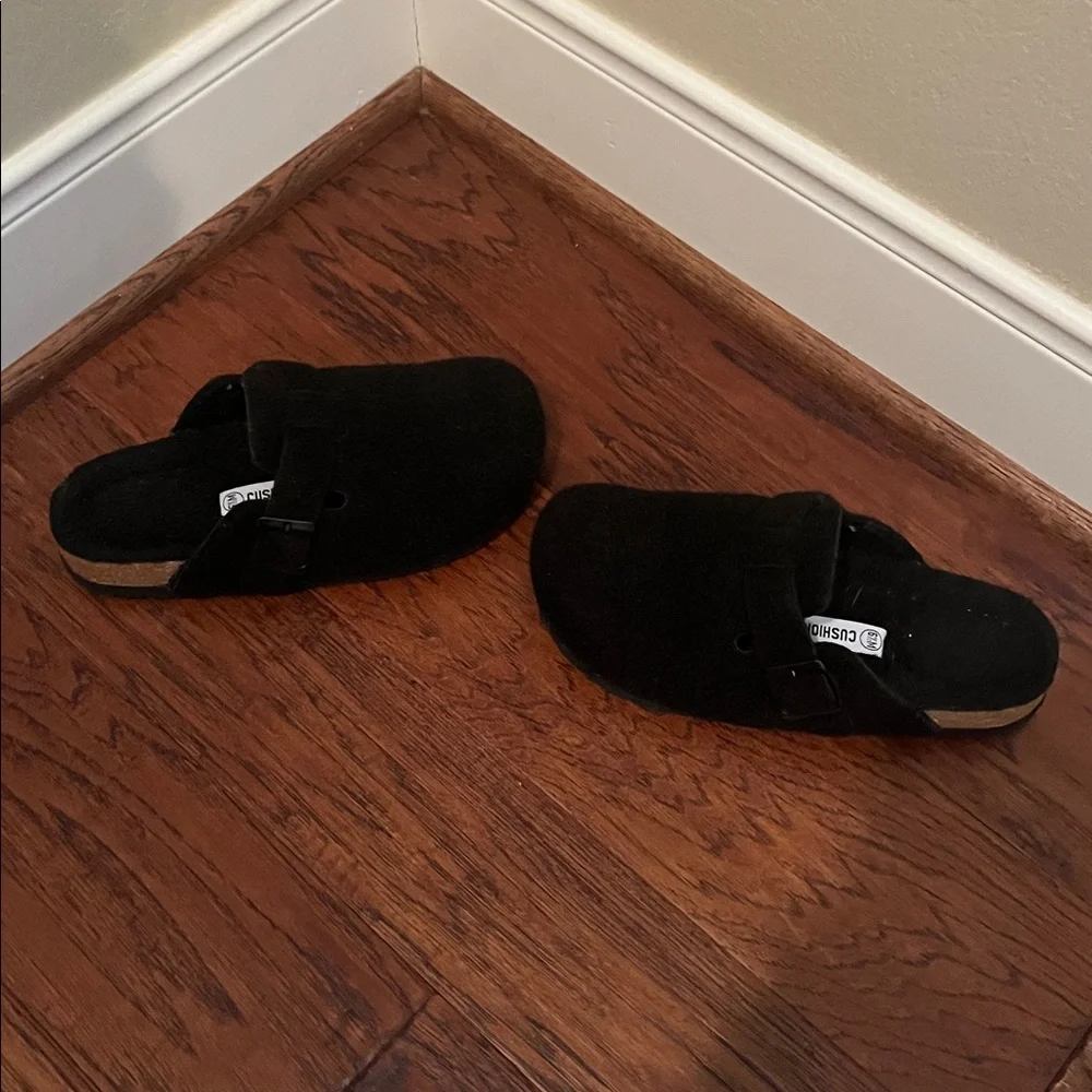 Cushionaire Black Clogs - Picture 2 of 5
